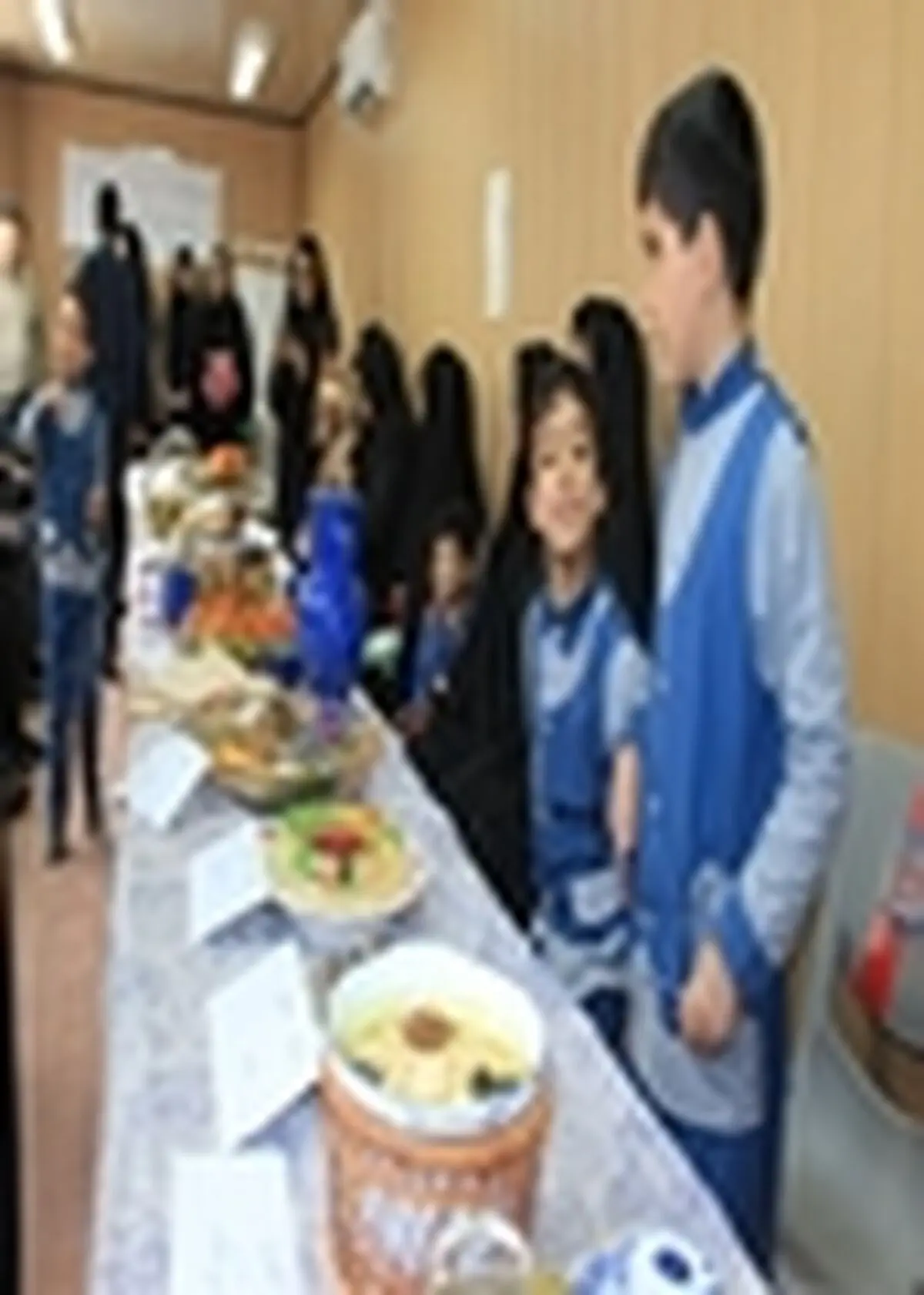 دانش آموزان کم توان ذهنی کاشان و مادران‌شان جشنواره غذا برپا کردند