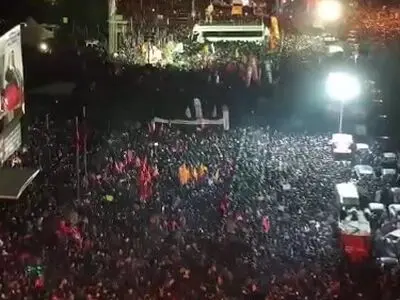 سخنرانی همسر شهردار استانبول در جمع معترضان + فیلم
