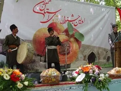 همدان‌گردی تابستانه با طعم آلبالو و زردآلو