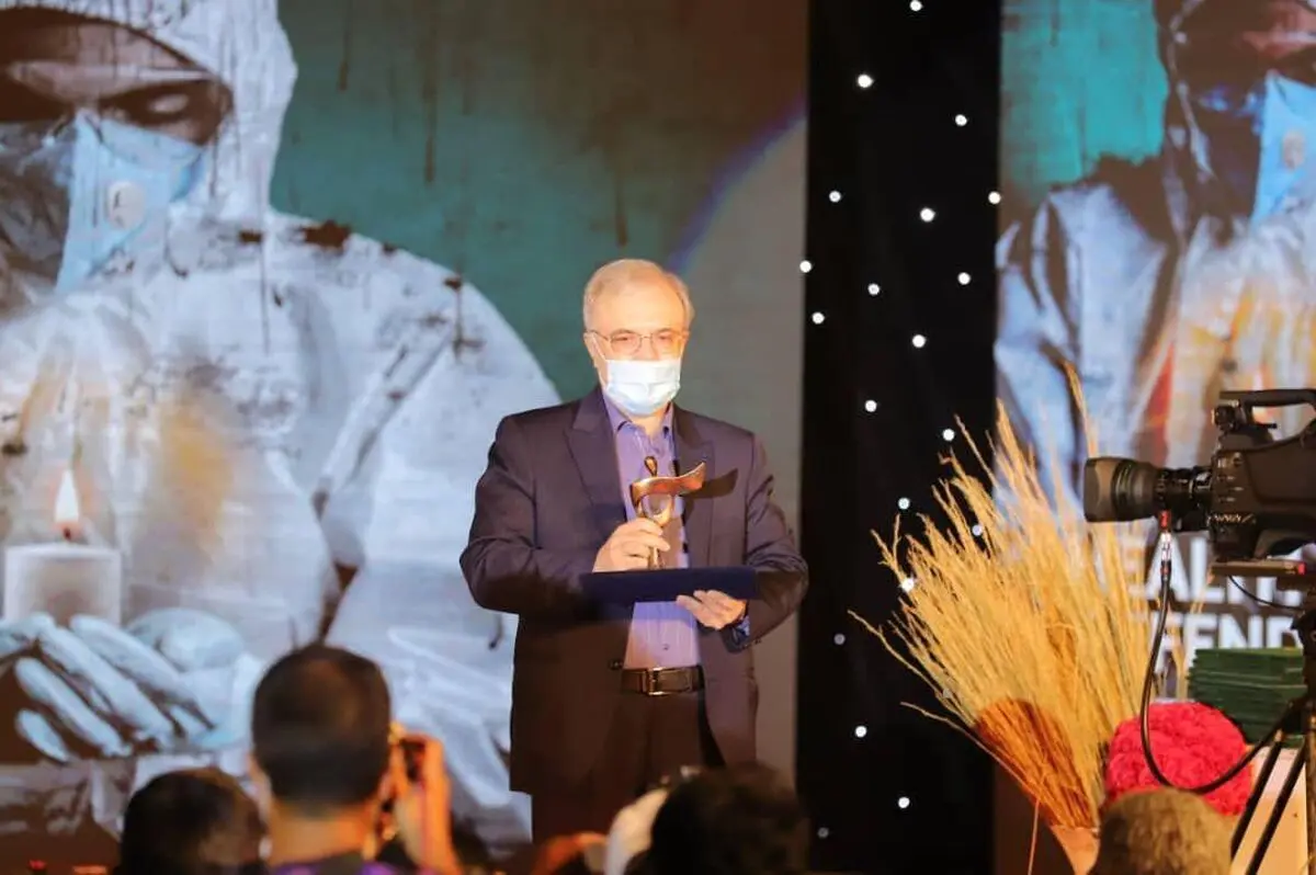 مجید انتظامی «نشان رسول» را به خانه برد/ تندیس ویژه جشنواره در دستان وزیر بهداشت