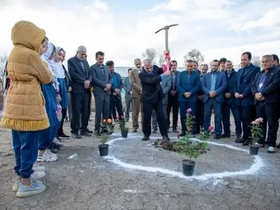کلنگ مدرسه دخترانه «النا طهماسبی» در روستای تشنیز چهارمحال و بختیاری بر زمین نشست