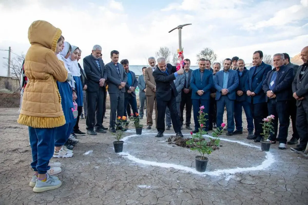 کلنگ مدرسه دخترانه «النا طهماسبی» در روستای تشنیز چهارمحال و بختیاری بر زمین نشست