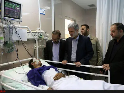 عیادت جانشین وزیر دفاع از سربازان حادثه‌دیده در بیمارستان شهید رجایی شیراز 