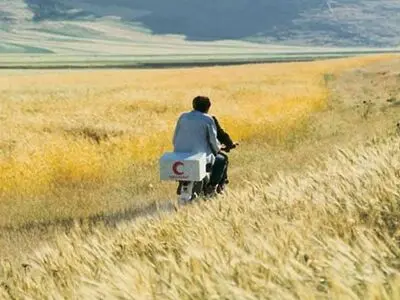 نمایش و تحلیل «باد ما را خواهد برد» در صحنه آبی