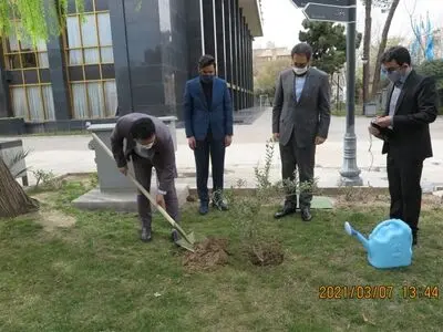 کاشت نهالی به نام مبارک و رونمایی از کتاب‌های جشنواره نمایش عروسکی