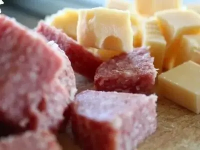نیترات که به عنوان نگهدارنده غذا در گوشت‌های پخته شده مانند بیکن، سالامی و سوسیس استفاده می‌شوند، می‌توانند با افسردگی مرتبط باشد. 