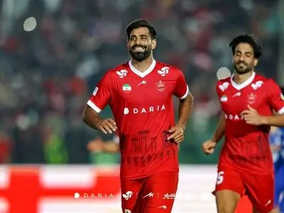 یزله کنعانی مقابل سکوهای پرسپولیس (عکس)