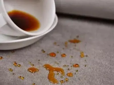 ساده‌ ترین راه پاک کردن لکه چای از روی مبل