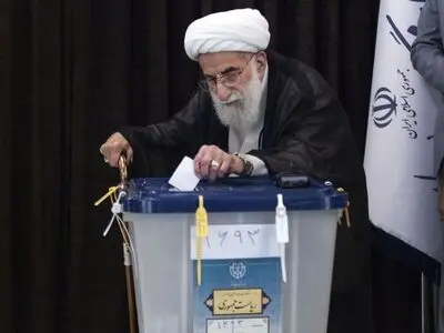آیت‌الله جنتی رای خود را در صندوق انداخت