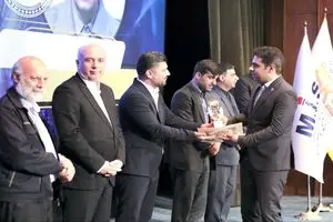 اعطای «تندیس زرین رضایتمندی مشتریان» به شرکت توسعه آهن و فولاد گل‌گهر