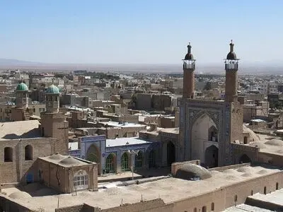 کوچک شدنِ غیرقانونیِ بافتِ تاریخیِ سبزوار+ بنر تبریک برای آغاز ساخت و سازها در آن!