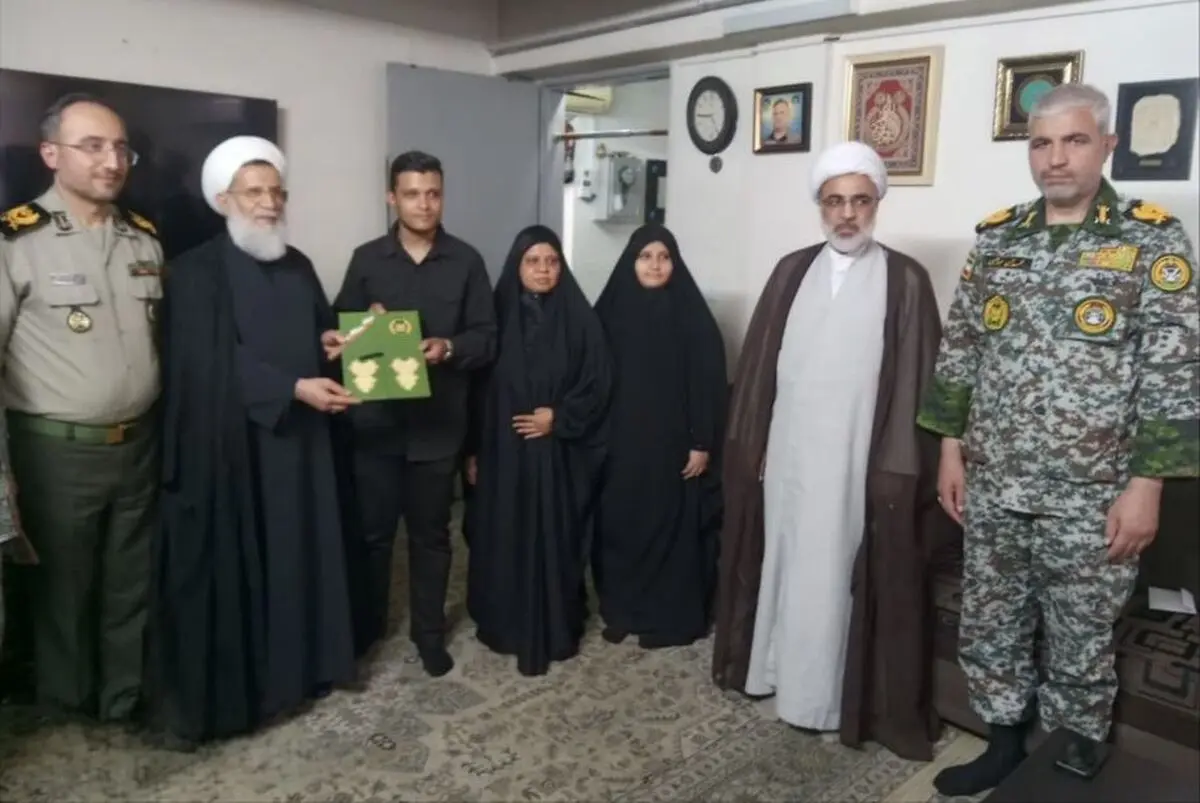 دیدار رئیس سازمان عقیدتی سیاسی ارتش با خانواده شهدای پدافند هوایی ارتش