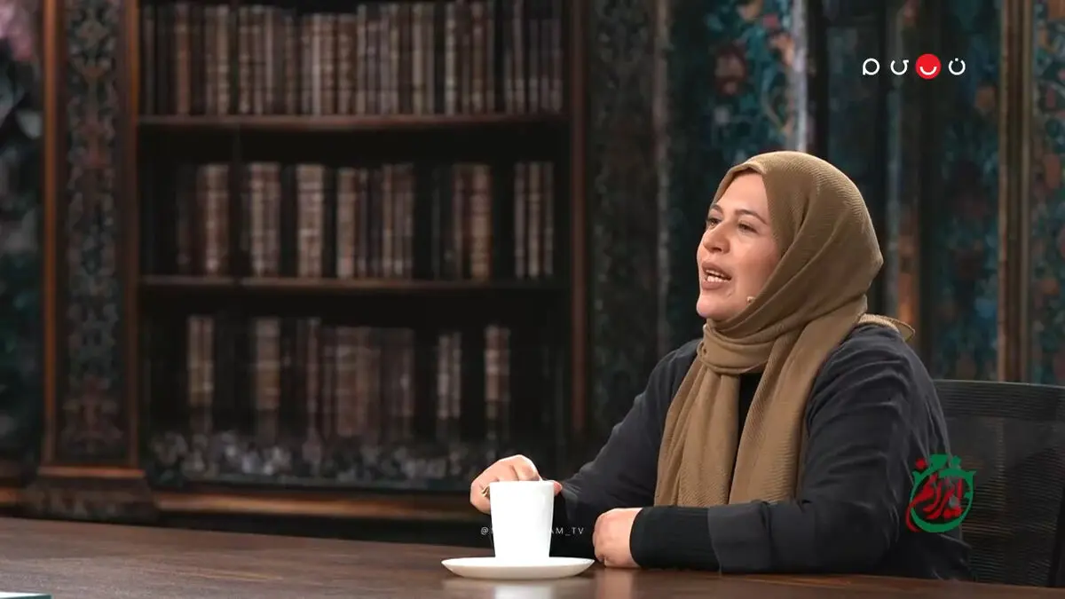 گیتی قاسمی: موقعِ ظرف شستن هم رجز حاج مهدی رسولی گوش می‌دهم!+ فیلم