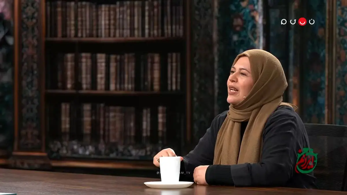 گیتی قاسمی: موقعِ ظرف شستن هم رجز حاج مهدی رسولی گوش می‌دهم!+ فیلم