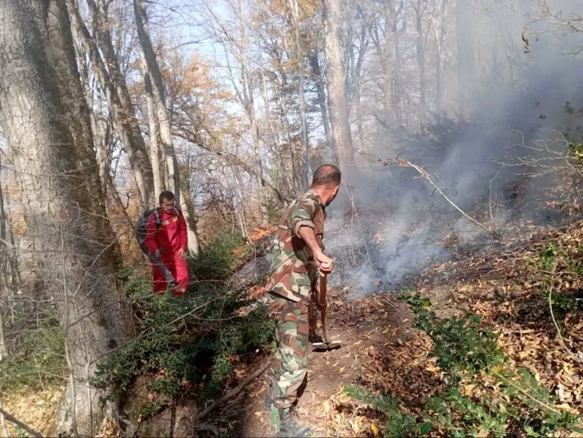 اطفاء آتش‌سوزی جنگل‌های بالا دست روستای محمد آباد شهرستان مینودشت