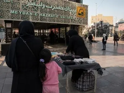 چه کسی از کودکان زنان کارگر مراقبت می‌کند؟/ یک زن سرپرست خانوار: شکم فرزندم را با سیب‌زمینی پُر می‌کنم/ هزینه مهدکودک ندارم 