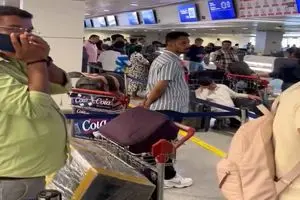 فیلمی از اختلال در فرودگاه دبی در نتیجه اختلال الکترونیکی جهانی