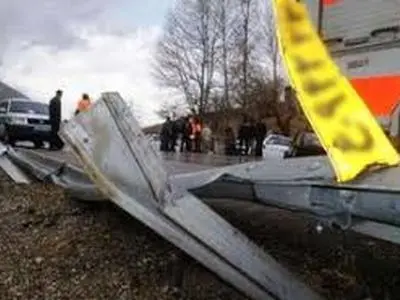 ۱۱مجروح بر اثر برخورد مینی‌بوس حامل کارگران با گاردریل