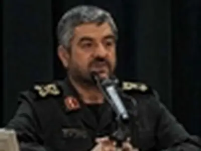 سرلشکر جعفری از توانمندی‌های دفاعی جزیره قمر بنی‌هاشم(ع) بازدید کرد