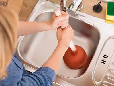 ۴ روش برای باز کردن گرفتگی سینک ظرفشویی