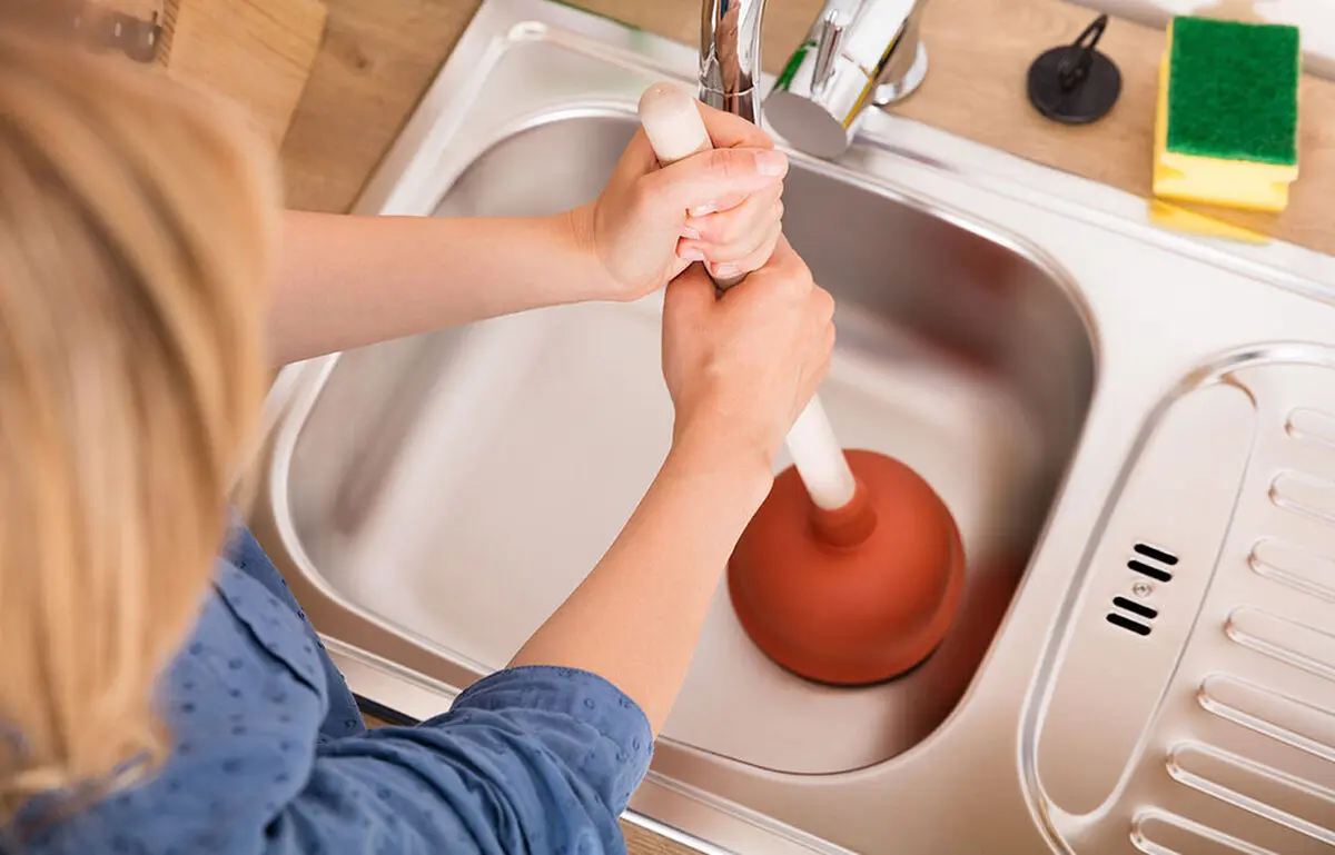 ۴ روش برای باز کردن گرفتگی سینک ظرفشویی