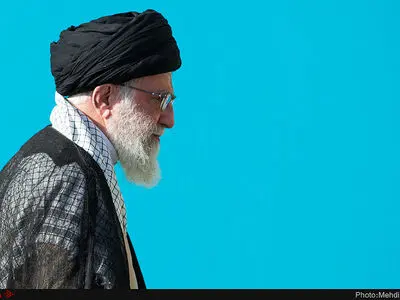 تصویری از رهبر شهید در بارش باران حرم رضوی + فیلم