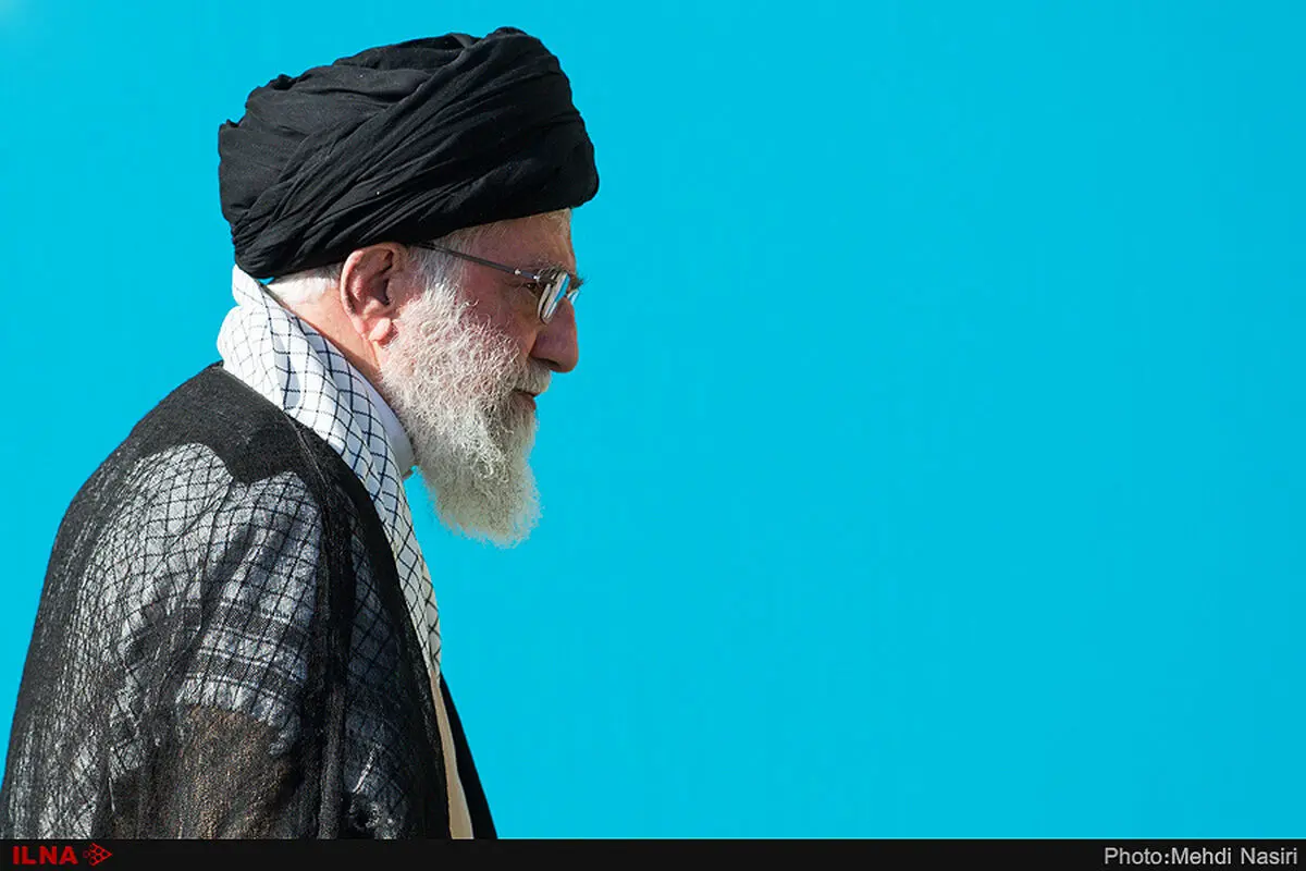 تصویری از رهبر شهید در بارش باران حرم رضوی + فیلم