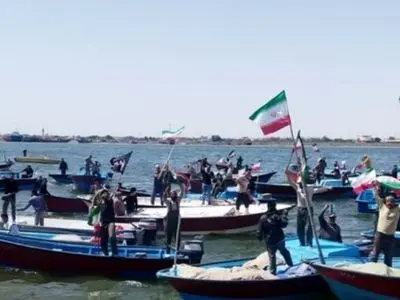 برگزاری رژه شناورهای سبک صیادی در یادمان شهدای عملیات والفجر ۸ در اروندکنار