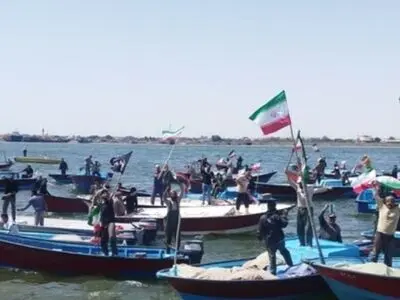 برگزاری رژه شناورهای سبک صیادی در یادمان شهدای عملیات والفجر ۸ در اروندکنار
