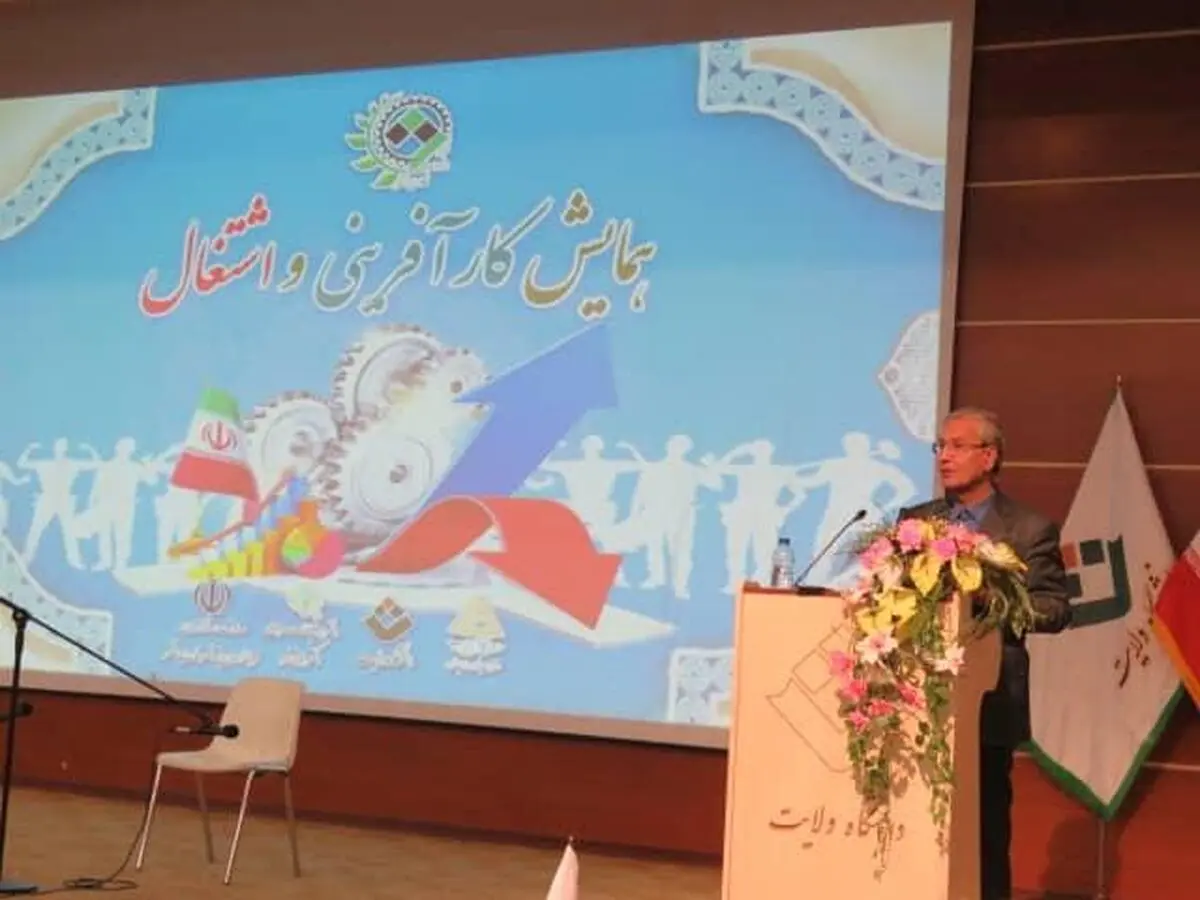 کارگران در مواهب توسعه عقب مانده و در سختی‌ها پیشگام‌اند