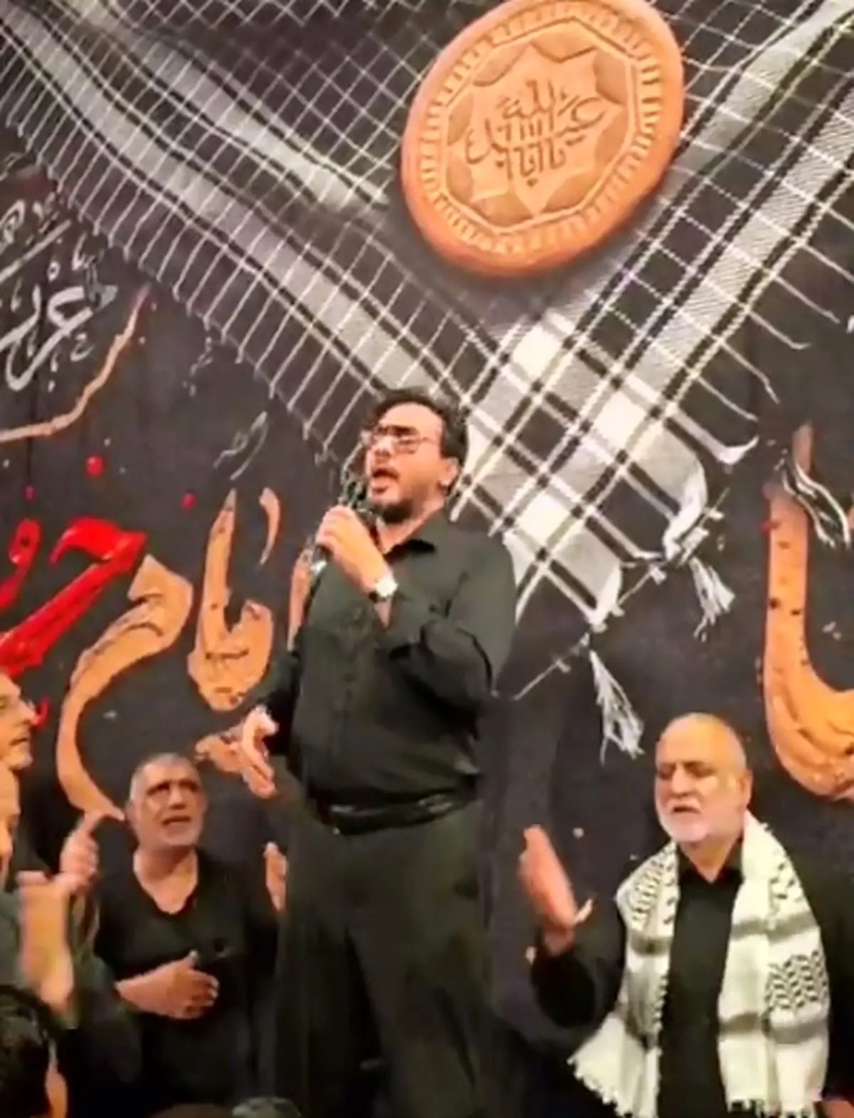 غوغای حامد شاکرنژاد، قاری برنامه محفل و کربلایی حسین طاهری در شب موذن کربلا + فیلم