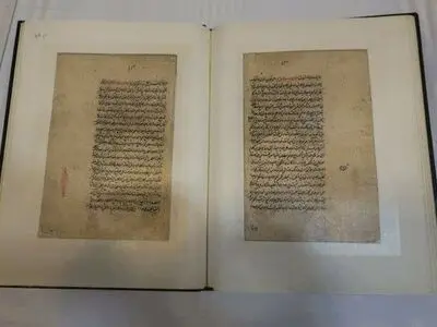 رونمایی از نسخه خطی کتاب اهدایی رهبر شهید به کتابخانه حرم رضوی