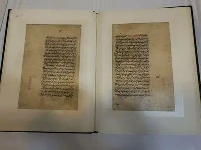 رونمایی از نسخه خطی کتاب اهدایی رهبر شهید به کتابخانه حرم رضوی