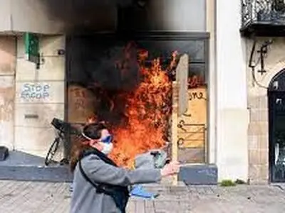 سیاستمدار فرانسوی: کشور در آستانه جنگ داخلی قرار دارد