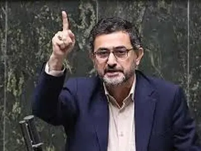 تصویر عجیبی که نماینده تهران هنگام تذکر خود بر روی میزش قرار داد/ !WHO ARE WE