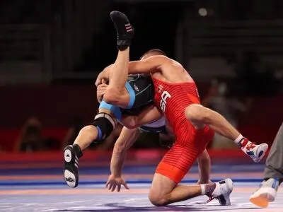 مسابقات کشتی آزاد کشور در پنج وزن نخست درحال برگزاری است