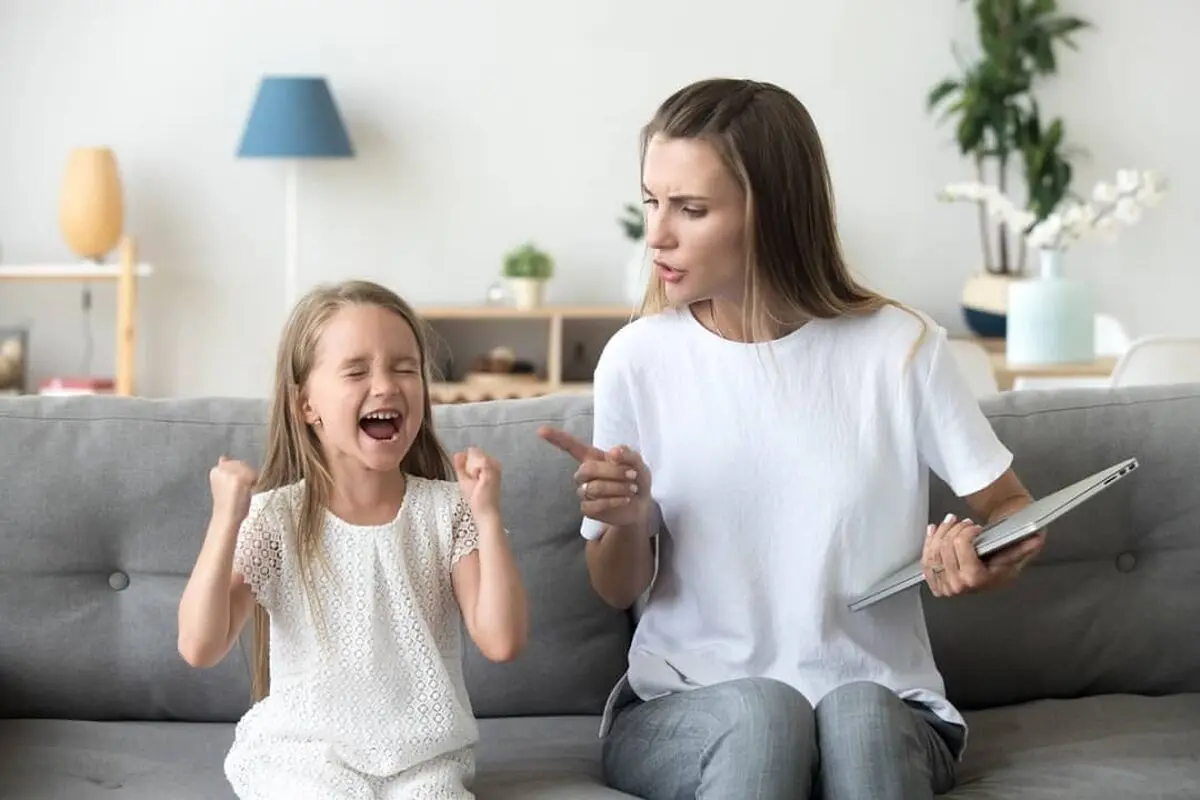 ۱۰ اشتباه رایج والدین در تربیت کودک که مخرب هستند