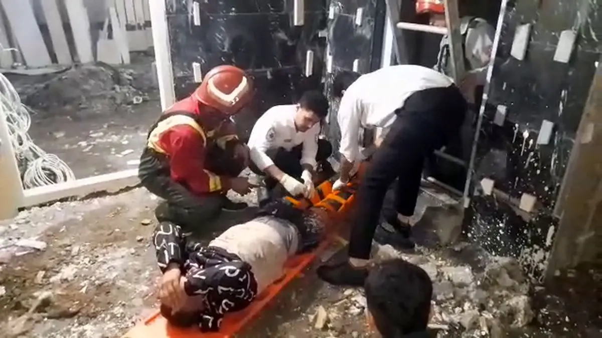 مصدومیت کارگر در پی سقوط در چال آسانسور در رشت