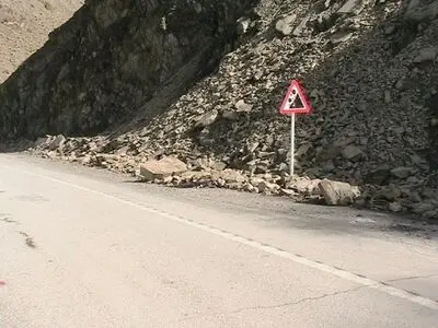 پاکسازی ریزش کوه و بازگشایی جاده چالوس