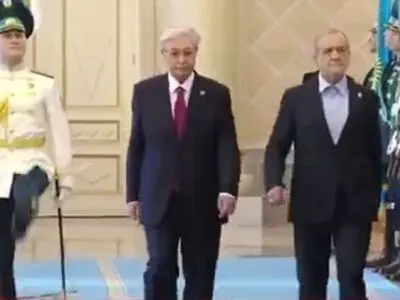 رئيس كازاخستان يقيم استقبالا رسميا للرئيس بزشكيان