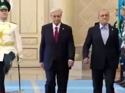 رئيس كازاخستان يقيم استقبالا رسميا للرئيس بزشكيان