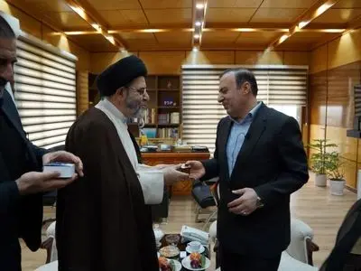 اعطای هدایای آیت‌الله سیستانی به استاندار قزوین