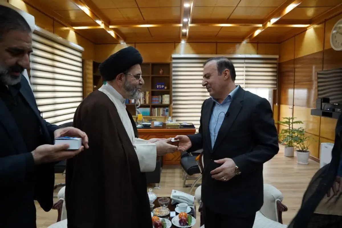 اعطای هدایای آیت‌الله سیستانی به استاندار قزوین