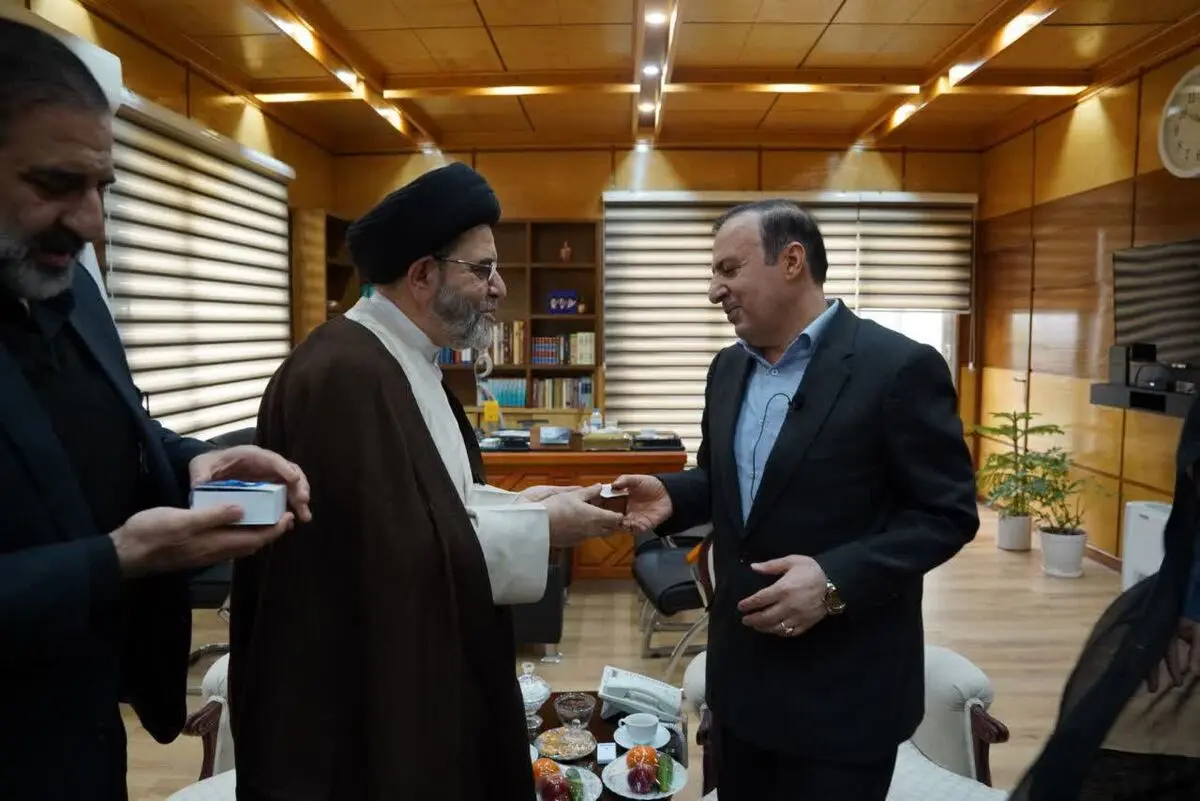 اعطای هدایای آیت‌الله سیستانی به استاندار قزوین