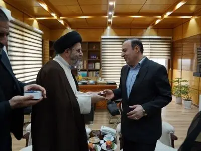 اعطای هدایای آیت‌الله سیستانی به استاندار قزوین