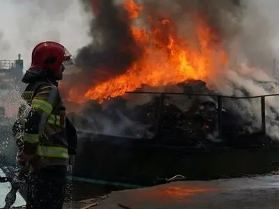 آتش سوزی ۳ باب مغازه در رشت مهار شد