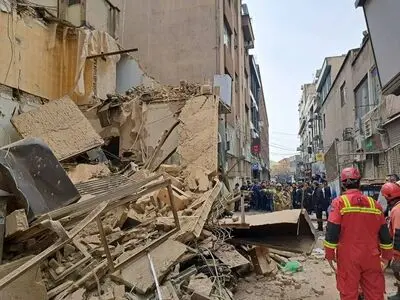 مصدومیت ۳ کارگر بر اثر ریزش آوار یک ساختمان قدیمی