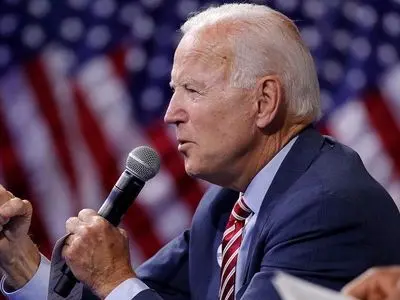 فاینستاین، بایدن را به عنوان نامزد مورد تأیید خود معرفی کرد