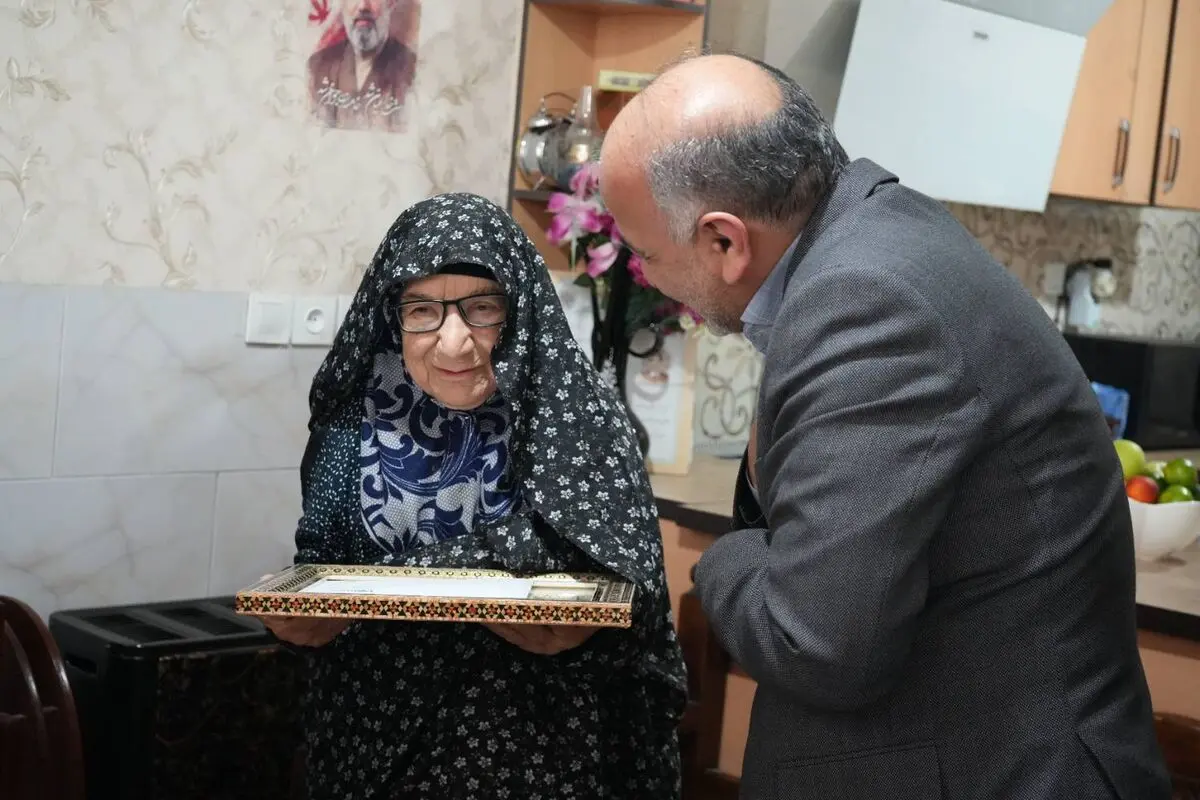 از سرکشی به خانواده معظم شهدا تا بوسه بر چادر مادر شهید