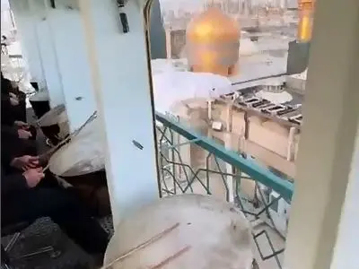 نقار‌ه‌نوازی خادمان حرم رضوی در صبح میلاد حضرت مادر + فیلم